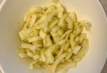 Фото шага рецепта Горбуша в фольге с маринованным луком 190843 шаг 7