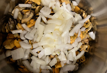 Фото шага рецепта Мидии под сливочнолуковом соусом 190844 шаг 6  