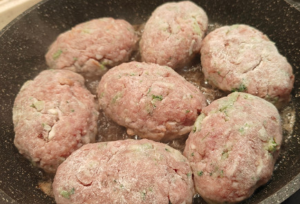 Фото шага рецепта Котлеты из домашнего фарша с брокколи 190882 шаг 10