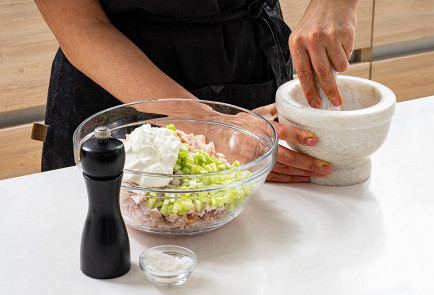 Фото шага рецепта Пирог с копченой курицей и сельдереем 190684 шаг 6