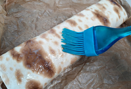 Фото шага рецепта Рулет из лаваша с творогом 190884 шаг 9  