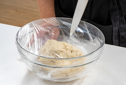 Фото шага рецепта Пирог с копченой курицей и сельдереем 190684 шаг 4