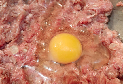 Фото шага рецепта Котлеты из домашнего фарша с брокколи 190882 шаг 2