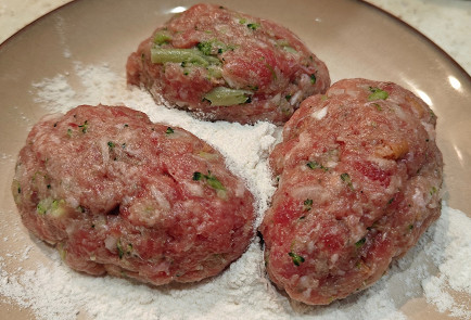 Фото шага рецепта Котлеты из домашнего фарша с брокколи 190882 шаг 8