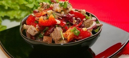 Салат с куриным мясом и овощами.