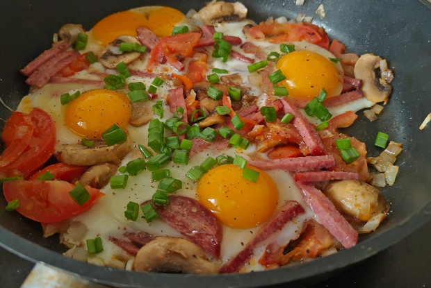 Яичница с помидором, шампиньонами и колбасой