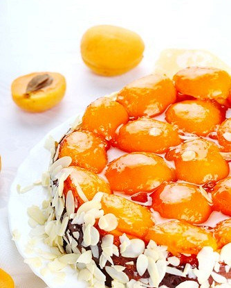 Пирог с абрикосами и миндалем