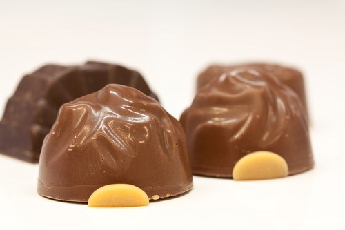 Шоколадные конфеты с начинкой из арахисового крема