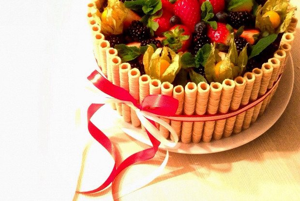 Торт «Медовик» с ягодами