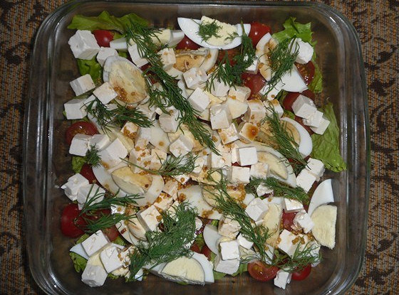 Зеленый салат с черри, яйцами и сыром