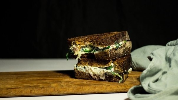 Сэндвич гриль со шпинатом и фетой