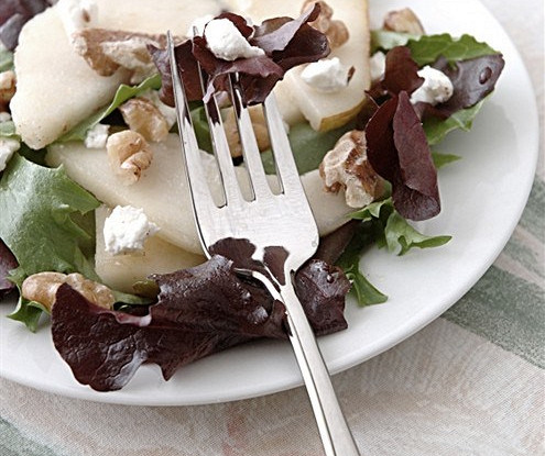 Теплый салат из груши и грецкого ореха с гренками и заправкой из сыра рокфор