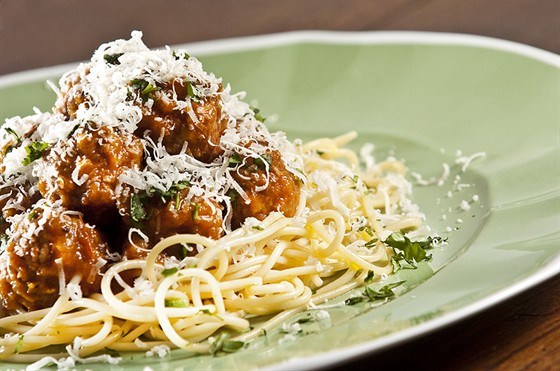 Мясные шарики с базиликом и спагетти