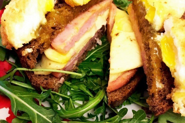 Сэндвич с яйцами пашот в панировке