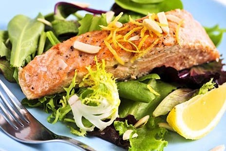 Салат с жареным лососем и овощами