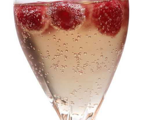 Коктейль на День святого Валентина с шампанским и малиной
