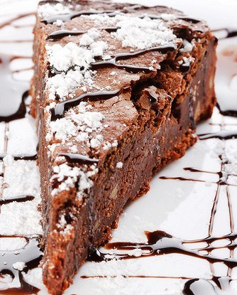 Охлажденный шоколадно-ягодный пирог с орехами пекан