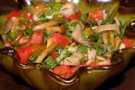 Салат с солеными грибами и свежими помидорами