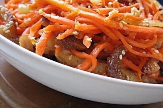 Салат с картофелем, копченым мясом и морковью по-корейски