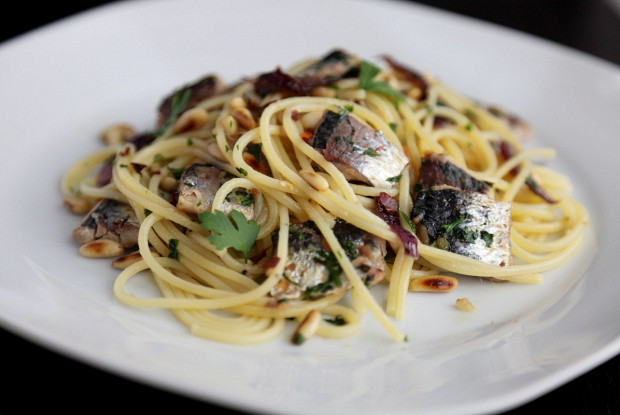 Спагетти с сардинами и кедровыми орехами