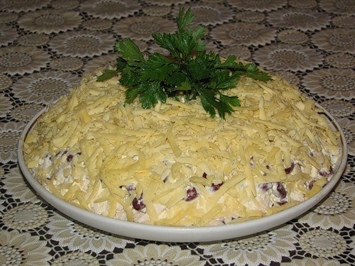 Салат из курицы с красной фасолью и сыром