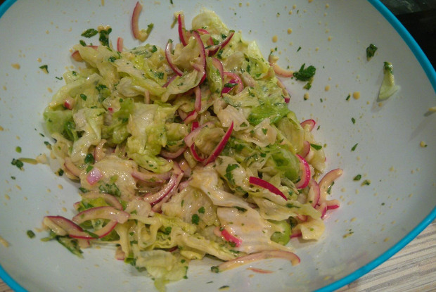 Зеленый салат с пикантной заправкой