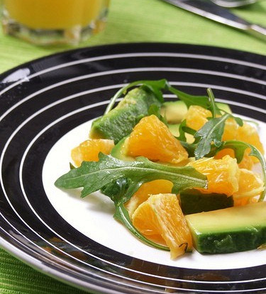 Зеленый салат с апельсинами и авокадо