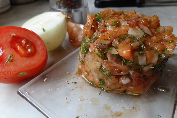 Тартар из лосося с помидорами
