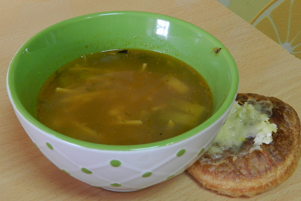 Томатный суп с чесночными булочками