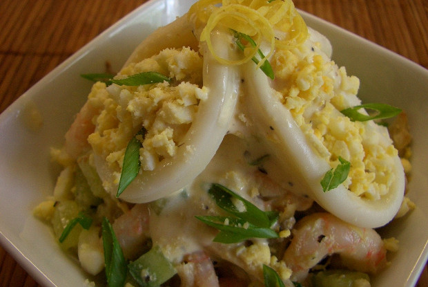 Салат из кальмаров и креветок с огурцом в лимонно-сметанном полушубке
