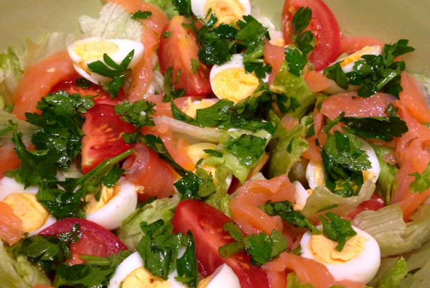Салат с перепелиными яйцами, семгой и томатами черри