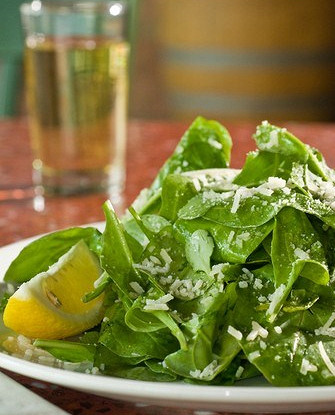 Зеленый салат с сырным винегретом