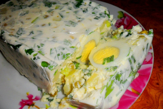 Салат-желе с вареными яйцами