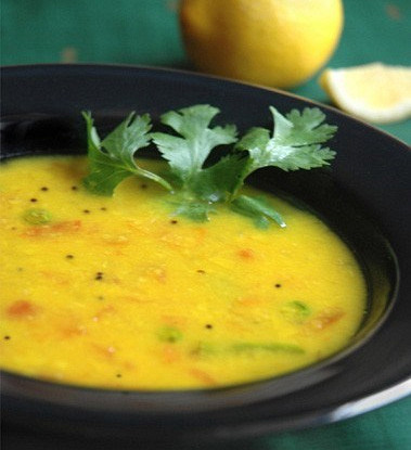 Суп из красной чечевицы со специями и кинзой