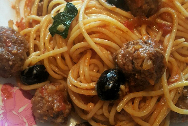 Спагетти в томатном соусе с мясными шариками