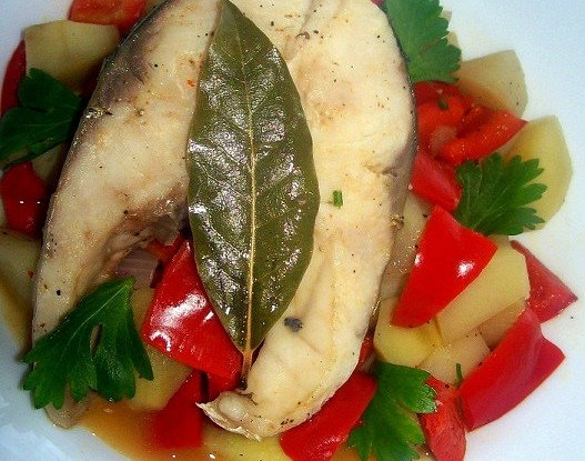 Вареная рыба с овощами