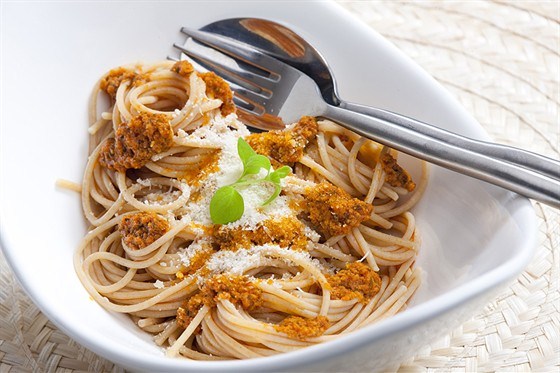 Спагетти с песто, анчоусами и вялеными томатами