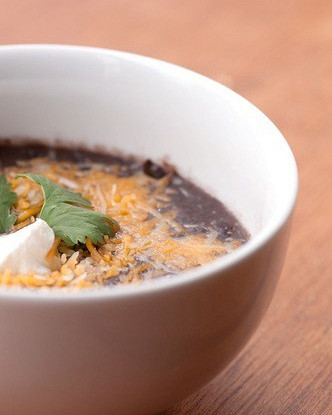 Суп из черных бобов с ямсом и сыром