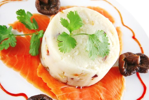 Холодная закуска из копченого лосося с творожным сыром