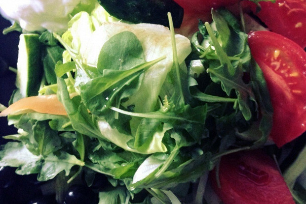 Свежий салат из рукколы и овощей с йогуртовой заправкой