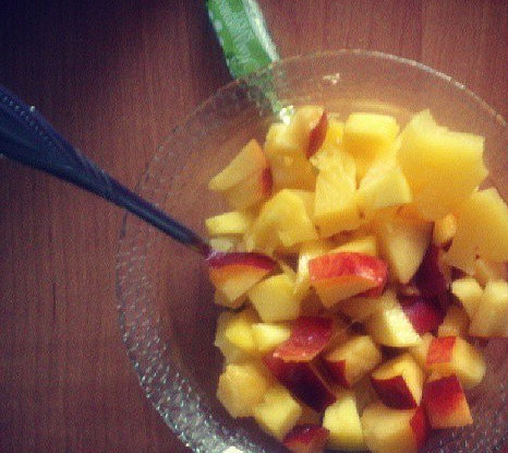 Солнечный фруктовый салат из манго, ананасов и персиков