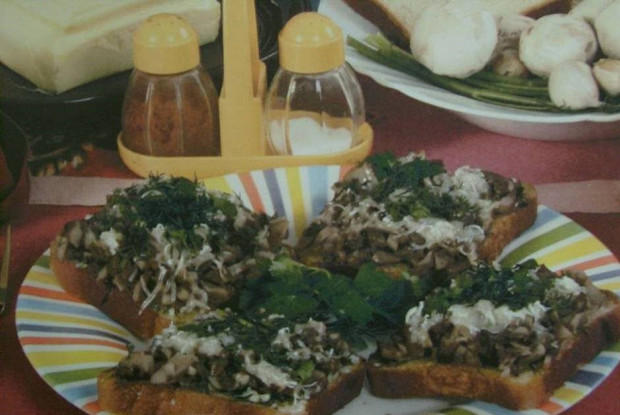 Закусочные бутерброды с грибами в микроволновой печи