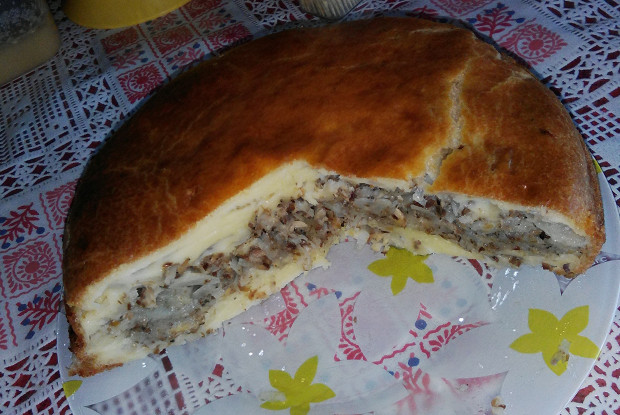 Пирог с консервированной сайрой и картофелем