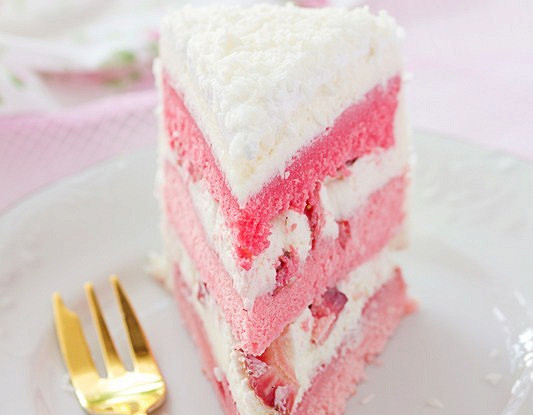 Розовый торт с клубникой, белым шоколадом и маскарпоне