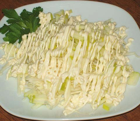 Нежный куриный салат с яичными рулетами