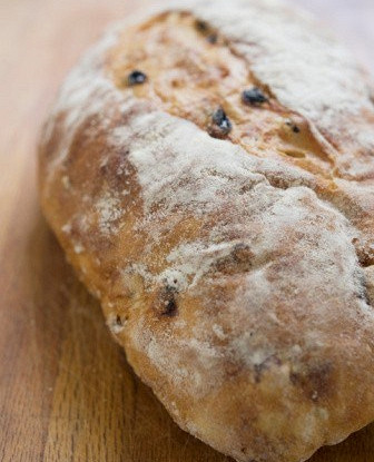 Пшенично-ржаной дрожжевой хлеб с изюмом и тмином