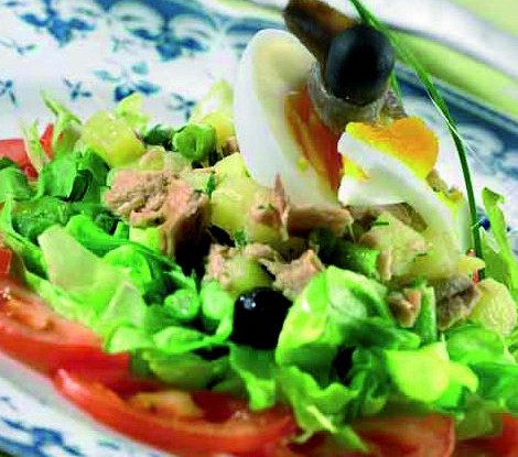 Летний салат с тунцом, огурцами и рукколой