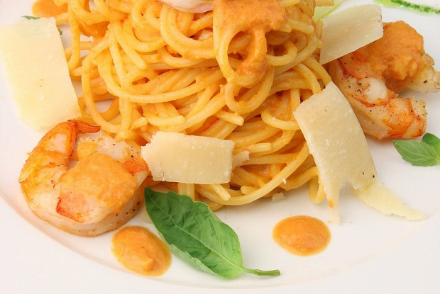 Спагетти с тигровыми креветками и соусом карри