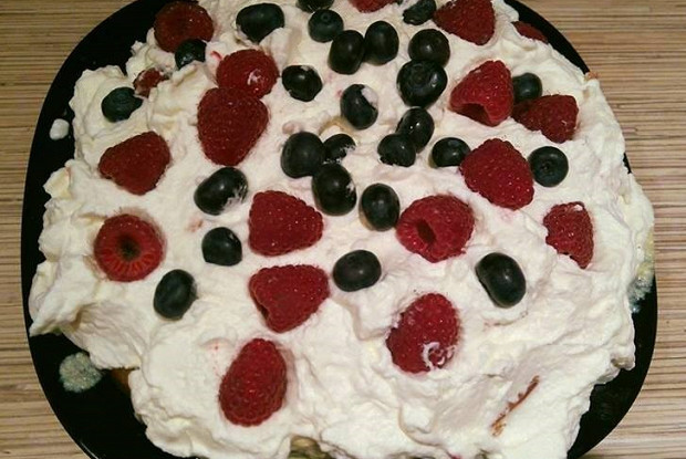 Пирог с ягодами, кремом и взбитыми сливками