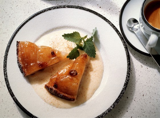 Французские яблочные пирожные с грецкими орехами, медом и изюмом